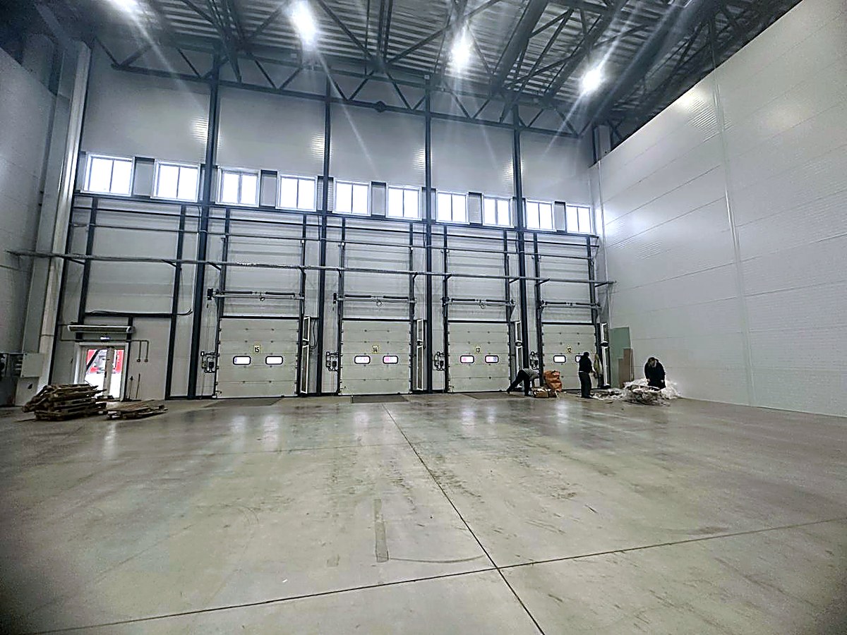 Интерьер доковой зоны — секционные ворота