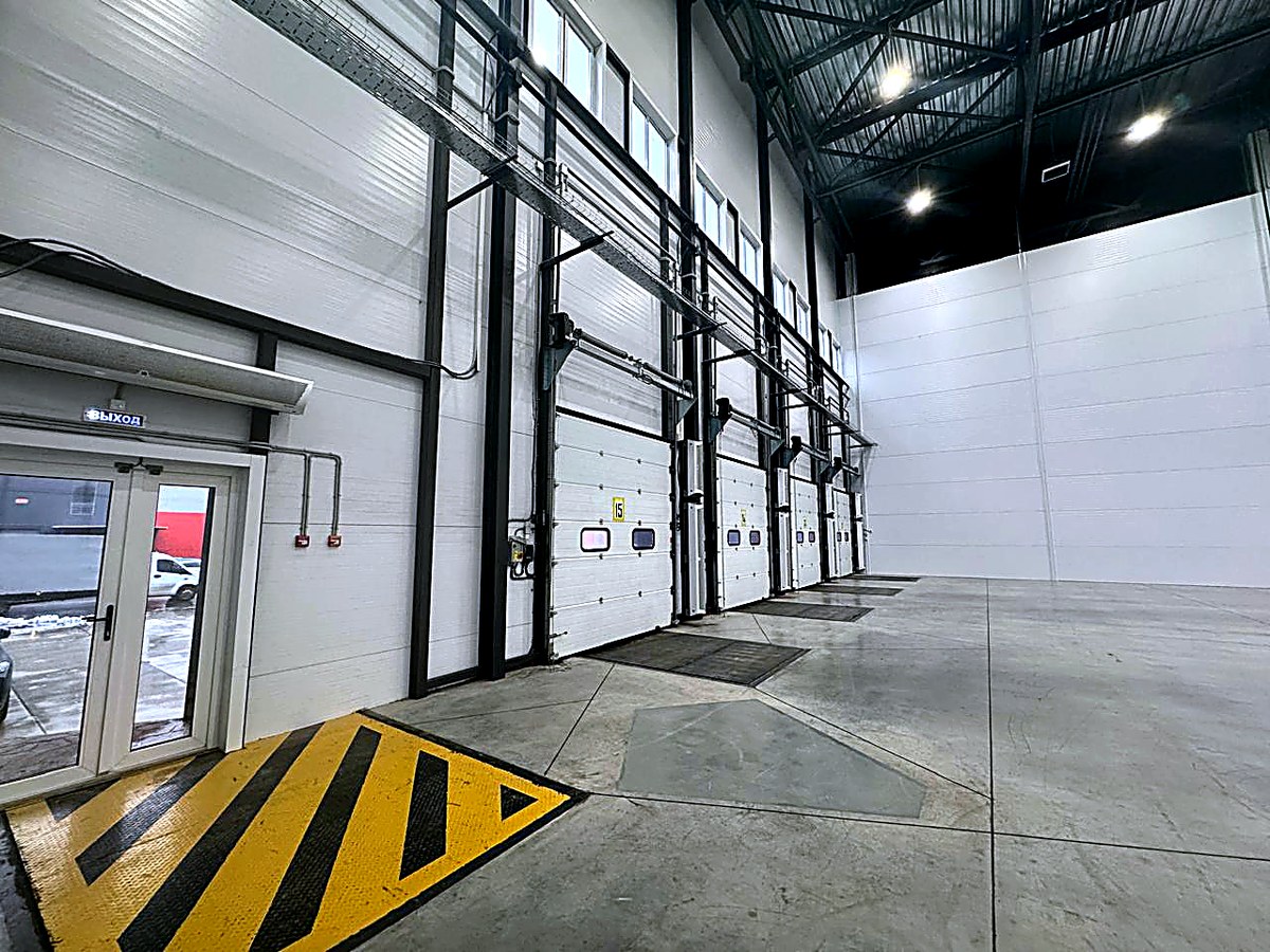 Доковая зона — жёлтая разметка, механизмы ворот