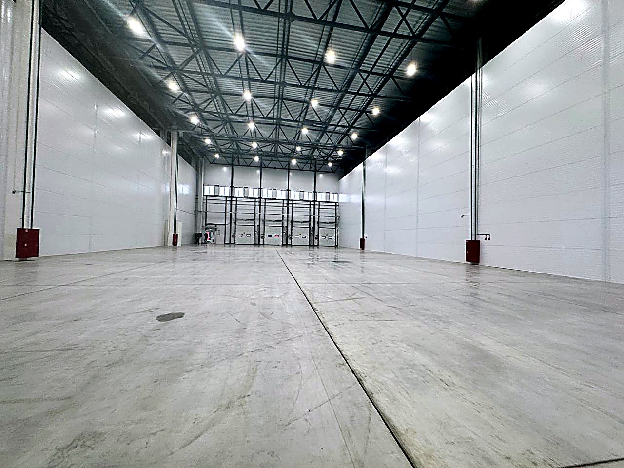 Склад внутри — чистый пол, высокие потолки