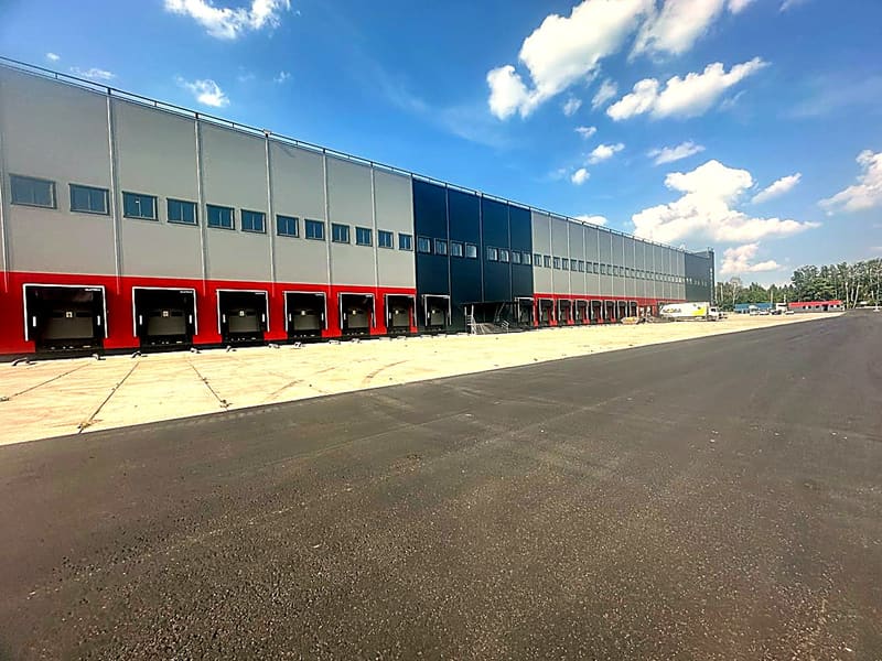 Фасад комплекса — доковые ворота, входная группа, латеральный вид