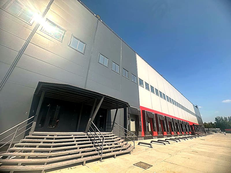 Входная группа — козырёк, лестница, доковые ворота