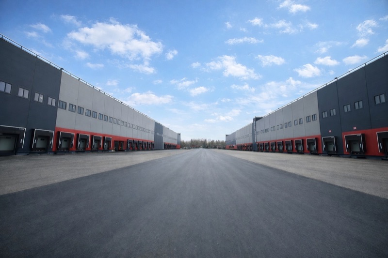 Аллея между корпусами — маневровая зона, доковые ворота