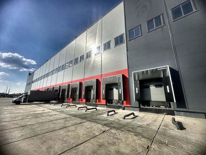 Фасад — доковые ворота ALUTECH, отбойники, площадка