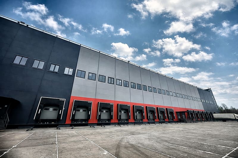 Фасад корпуса — доковые ворота ALUTECH, перспектива