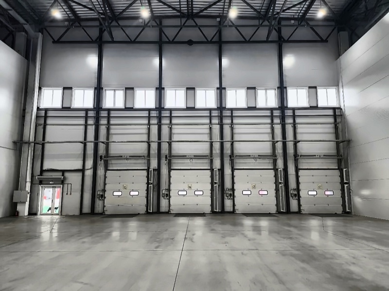 Доковые ворота изнутри — секционные ворота 12–15, фермы, верхний свет