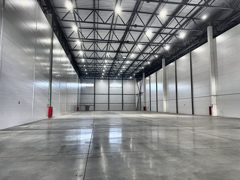 Складской блок — полированный бетон, металлические фермы, освещение