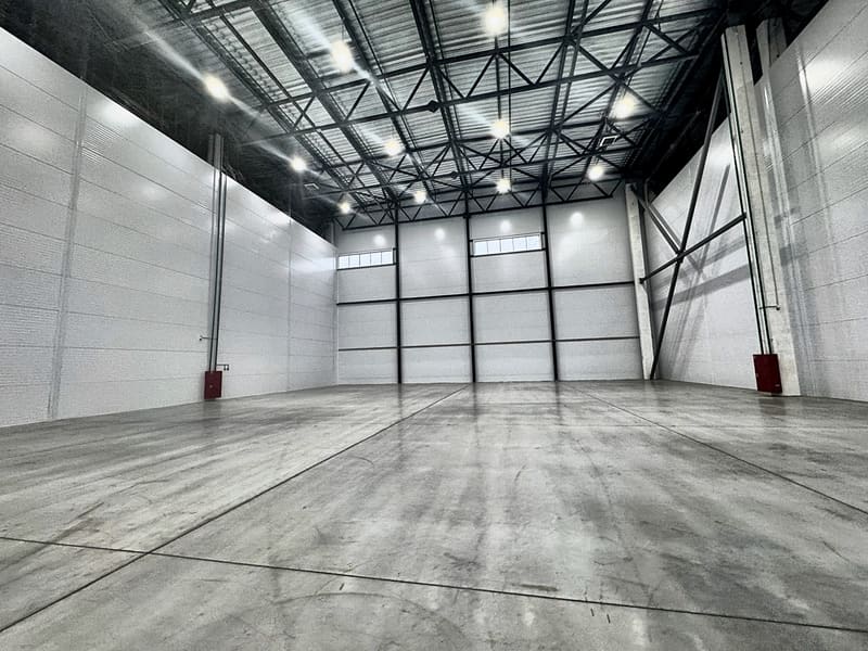 Торцевая стена блока — ворота, верхний свет